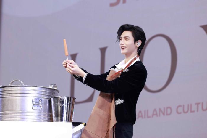 羅云熙在泰國推廣中國美食 圖片來源:工作室供圖 羅云熙在泰國推廣中國美食 圖片來源:工作室供圖