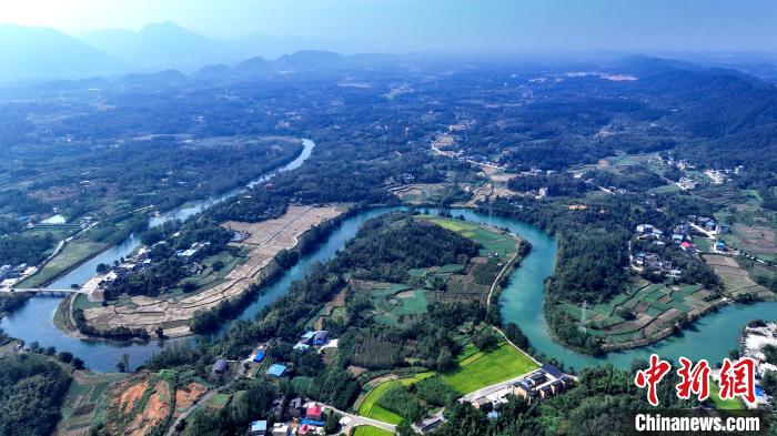 航拍崇陽白霓鎮(zhèn)，水曲如游龍(資料圖)。吳淘淘 攝