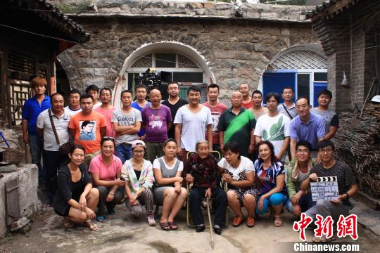 資料圖為：《二十二》劇組與老人合影。