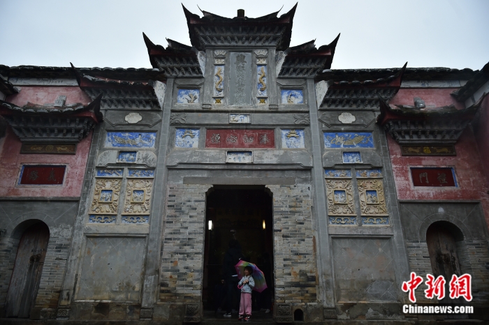 圖為游客在興賢書院門口。<a target='_blank' href='/' >中新網(wǎng)</a>記者 李駿 攝