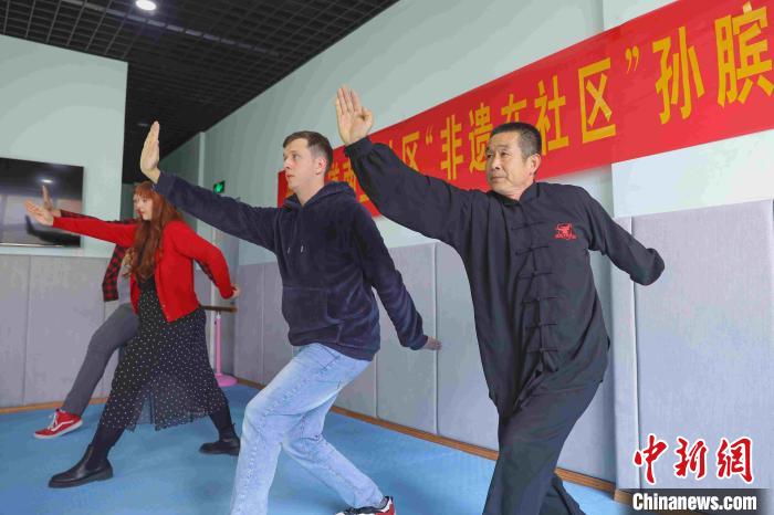 山東青島:外國友人“沉浸式”體驗(yàn)中華傳統(tǒng)武術(shù)