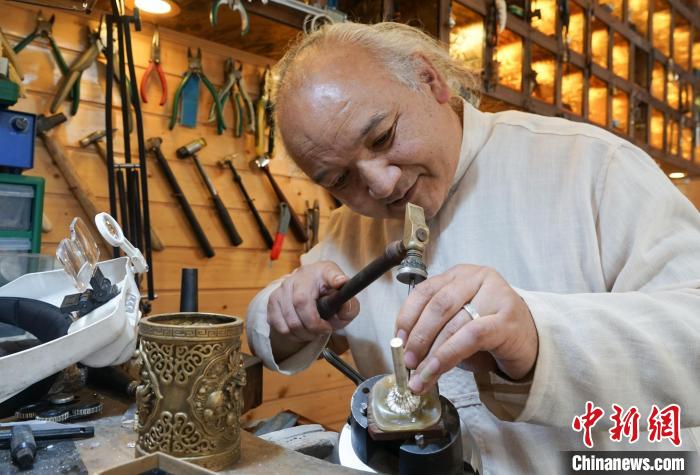 青海湟中:父女齊心一錘一鏨間傳承銀銅器非遺文化