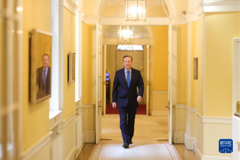 11月13日，在英國倫敦，新任外交大臣戴維·卡梅倫抵達唐寧街10號首相府。 新華社發(fā)（英國首相府供圖）