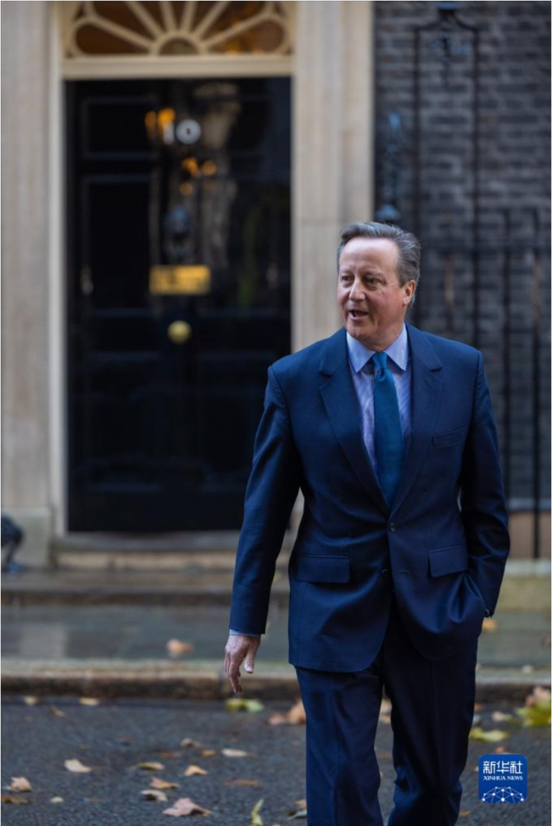 11月13日，在英國倫敦，新任外交大臣戴維·卡梅倫走出唐寧街10號首相府。 新華社發(fā)（英國首相府供圖）