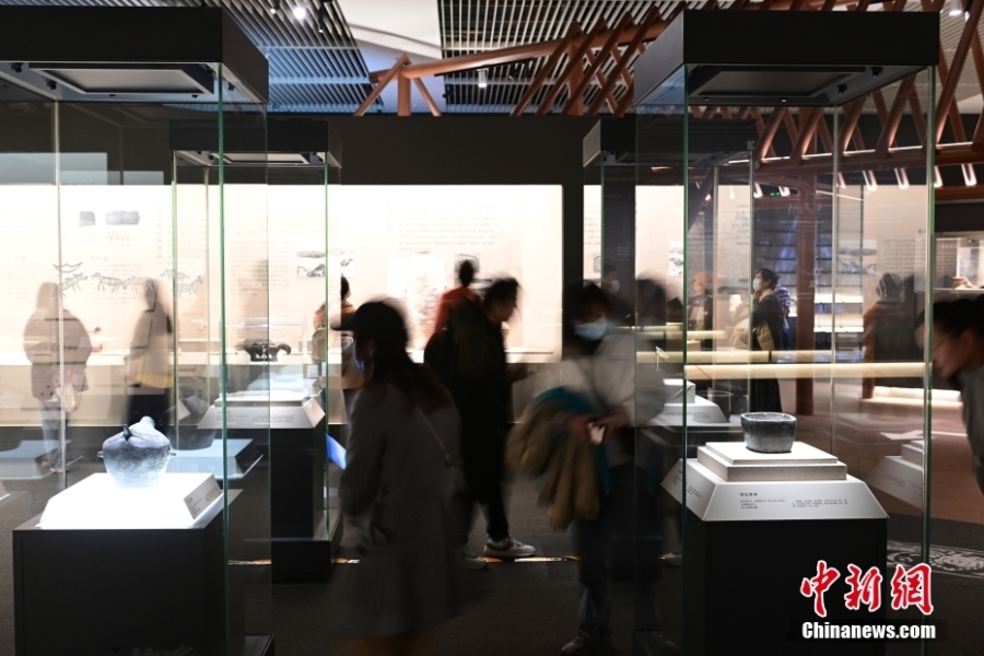 河姆渡文化發(fā)現(xiàn)50周年考古成果特展吸引參觀者