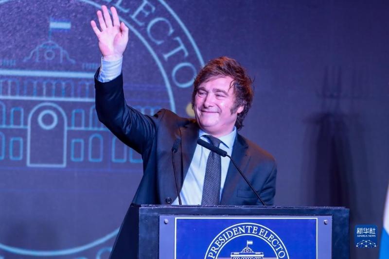 11月19日，阿根廷極右翼選舉聯(lián)盟“自由前進(jìn)黨”候選人米萊在首都布宜諾斯艾利斯的競選總部演講。（圖源：新華社）