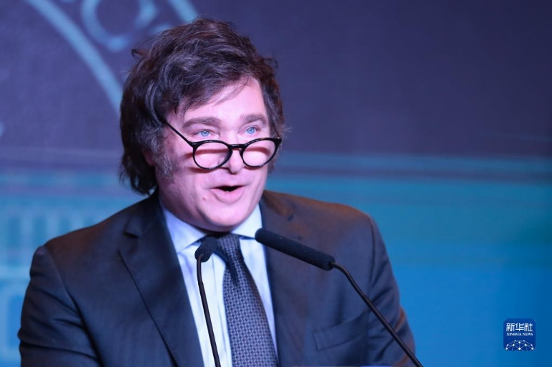 11月19日，阿根廷極右翼選舉聯(lián)盟“自由前進(jìn)黨”候選人米萊在首都布宜諾斯艾利斯的競選總部演講。（圖源：新華社）