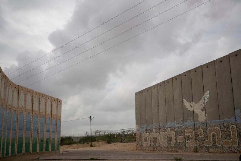 這是11月19日拍攝的以色列沿加沙地帶修建的隔離墻。（圖源：新華社）