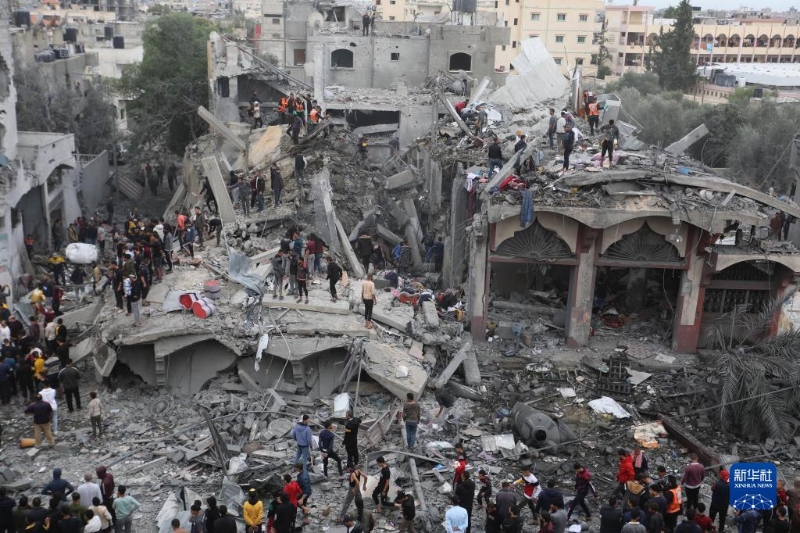 11月22日，人們?cè)诩由车貛喜砍鞘欣ǖ慕ㄖU墟上實(shí)施救援。（圖源：新華社）