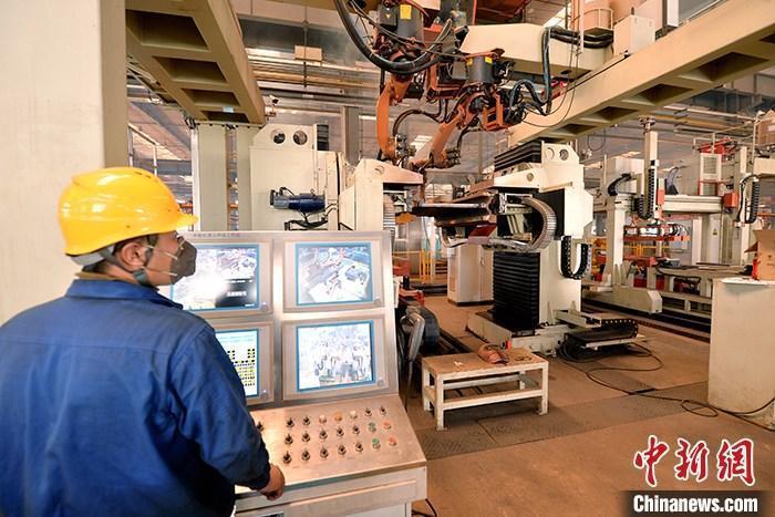 資料圖：車間內(nèi)工作人員進行機器操作。<a target='_blank' href='/'>中新社</a>記者 李佩珊 攝 