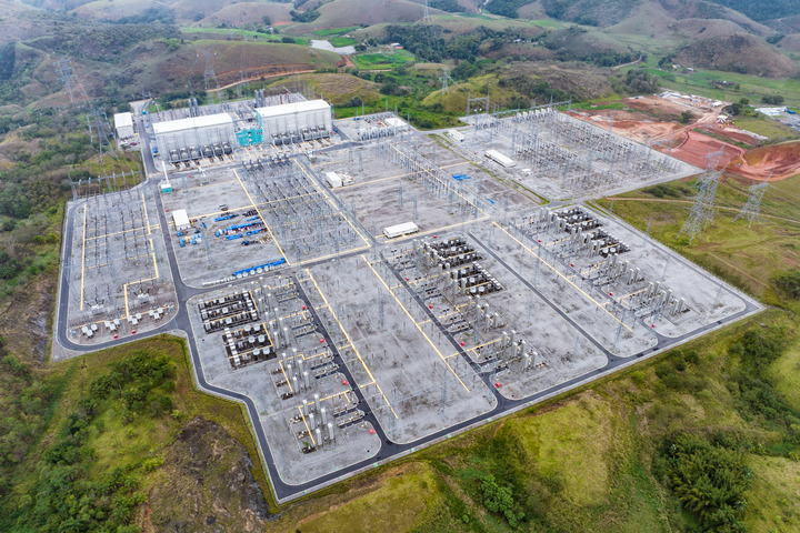 這是2022年9月30日在巴西里約熱內(nèi)盧拍攝的美麗山特高壓輸電二期項(xiàng)目里約換流站（無人機(jī)照片）。新華社記者王天聰 攝