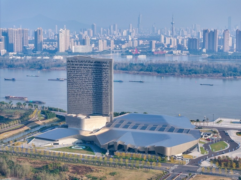 11月14日，2023兩岸企業(yè)家峰會(huì)10周年年會(huì)在江蘇南京揚(yáng)子江國際會(huì)議中心舉行（無人機(jī)照片）。新華社記者 李博 攝.jpg