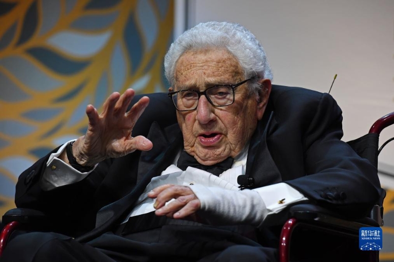 這是2023年10月24日，基辛格在紐約舉行的美中關(guān)系全國委員會年度頒獎晚宴上講話的資料照片。（圖源：新華社）