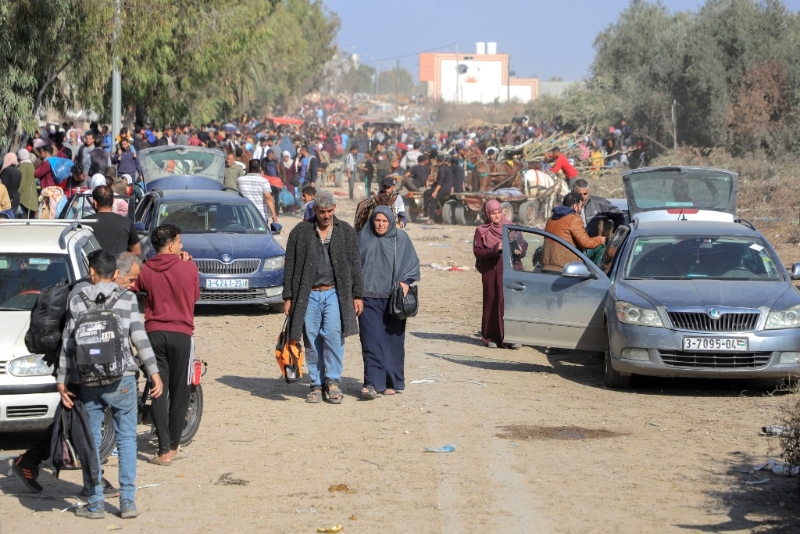 11月18日，在加沙地帶南部地區(qū)，巴勒斯坦人向南遷移。（圖源：新華社）