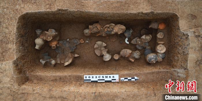 崧澤文化一處墓葬的俯視圖。國家文物局供圖