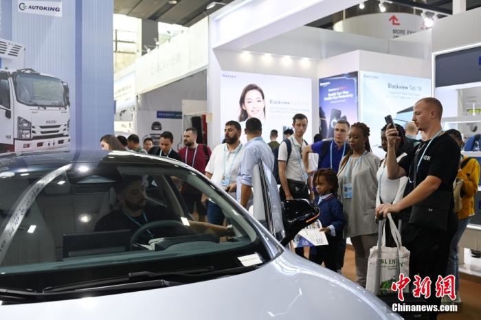 資料圖：廣交會(huì)展館A區(qū)的新能源汽車(chē)吸引境外采購(gòu)商參觀體驗(yàn)。<a target='_blank' href='/'>中新社</a>記者 陳楚紅 攝