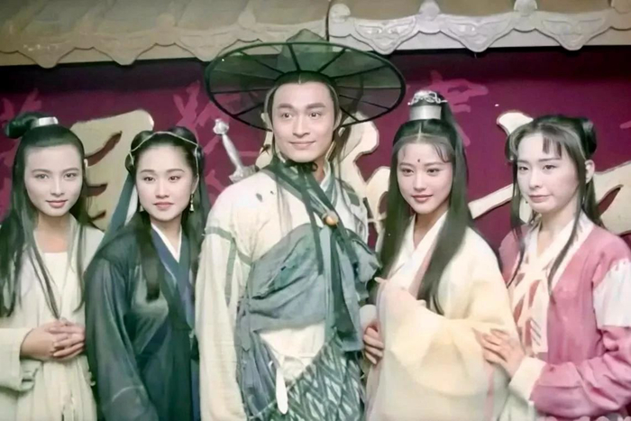 1994版《倚天屠龍記》劇照，右二為周海媚所飾“周芷若”。