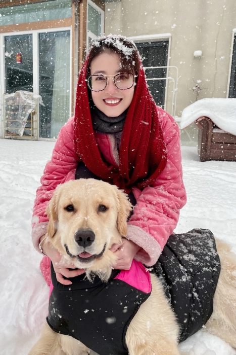 圖為周海媚和寵物在雪地中。來源：周海媚個人社交媒體平臺