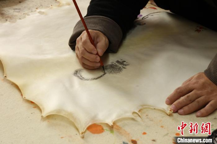 河北衡水皮畫(huà)藝人以牛皮天然紋理成畫(huà)