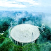 一眼望穿137億光年！中國天眼“看見”引力波蹤影