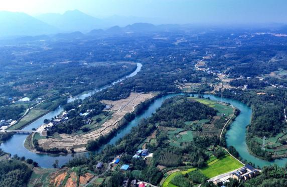 航拍崇陽白霓鎮(zhèn)，水曲如游龍(資料圖)。吳淘淘 攝