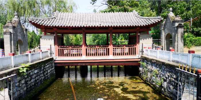 霍泉分水亭及分水鐵柵。