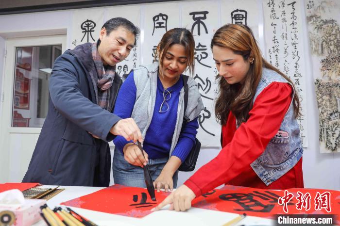 山東青島：外國友人體驗中國皮影戲感受傳統(tǒng)文化魅力