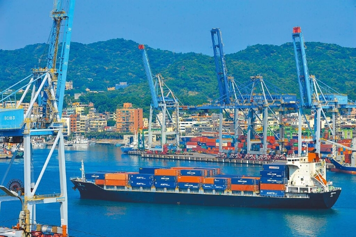 工總建議政府可先加強(qiáng)學(xué)術(shù)、智庫、工商團(tuán)體等多層面的交流，尋求兩岸共識。圖為臺灣的港口貨櫃。圖／本報資料照片