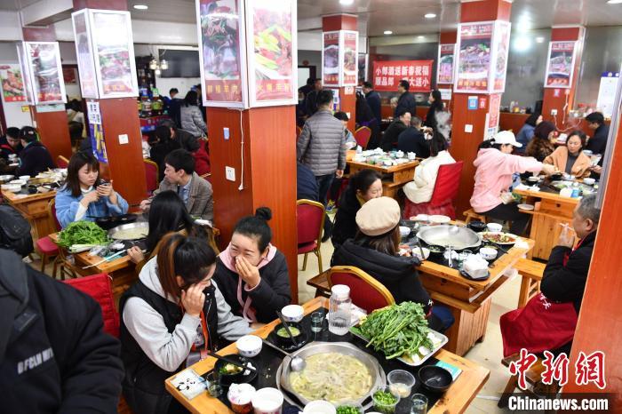 資料圖： 民眾冬至日吃羊肉湯。　張浪 攝