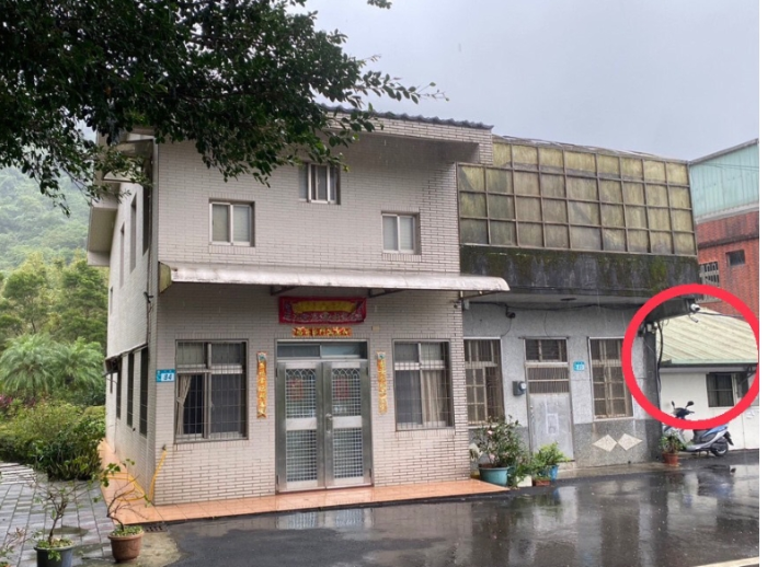 賴清德老家緊鄰的老倉庫（紅圈處）改裝后進(jìn)駐特勤人員