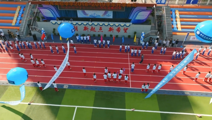 雷鳴為兩校高三學(xué)生做測試，結(jié)果顯示身穿藍色校服的鳴英中學(xué)學(xué)生，在許多方面領(lǐng)先于身穿紅色校服的龍海中學(xué)的學(xué)生。圖片來源：電視劇《鳴龍少年》視頻截圖