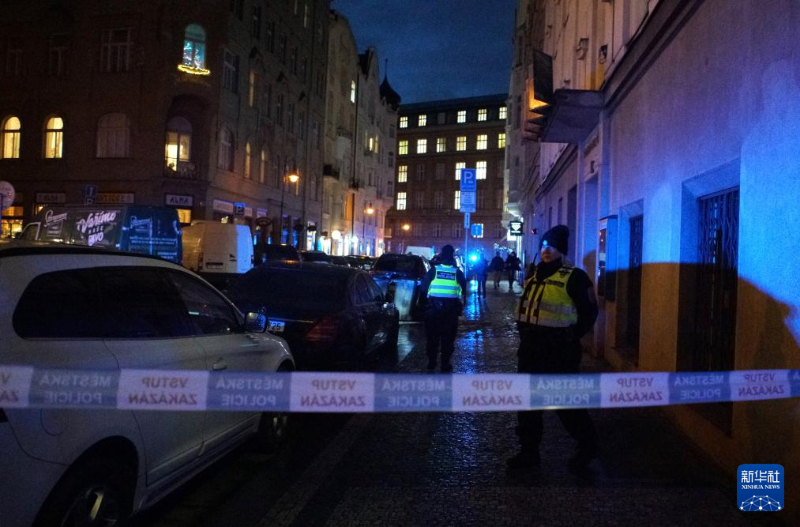 12月21日，警察在捷克首都布拉格槍擊事件現(xiàn)場(chǎng)附近工作。（圖源：新華社）