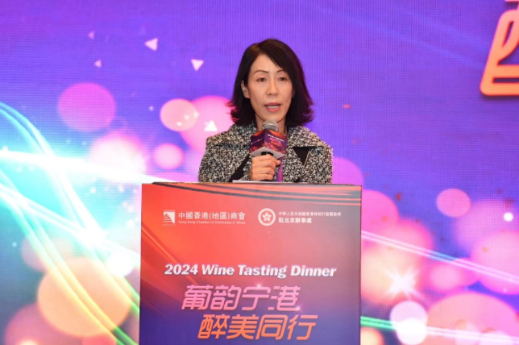 全國政協(xié)委員、北京市政協(xié)常務委員、中國香港（地區(qū)）商會會長楊莉珊。主辦方供圖