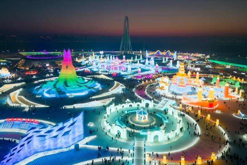 游客在哈爾濱冰雪大世界園區(qū)內(nèi)游玩（無人機(jī)照片，1月9日攝）。新華社記者 張濤 攝