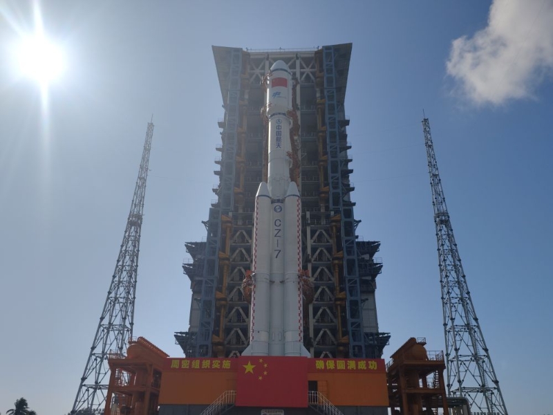 1月15日，天舟七號貨運(yùn)飛船與長征七號遙八運(yùn)載火箭組合體垂直轉(zhuǎn)運(yùn)至發(fā)射區(qū)。（圖源：新華社）