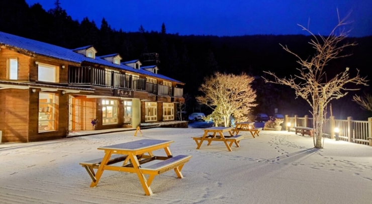 位在宜蘭縣內(nèi)的太平山森林游樂區(qū)23日凌晨開始下雪，園區(qū)翠峰山屋前一片雪白。圖片來源：臺灣“中央社”。