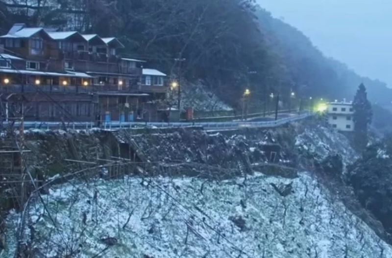 桃園市觀光旅游局22日新啟用的“上巴陵實(shí)時(shí)影像”的鏡頭下，現(xiàn)場呈現(xiàn)雪景。圖片來源：桃園市觀光旅游局。