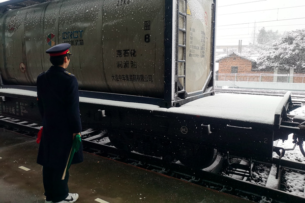 資溪站助理值班員正在崗位監(jiān)視列車運(yùn)行狀態(tài)，確保列車運(yùn)行安全