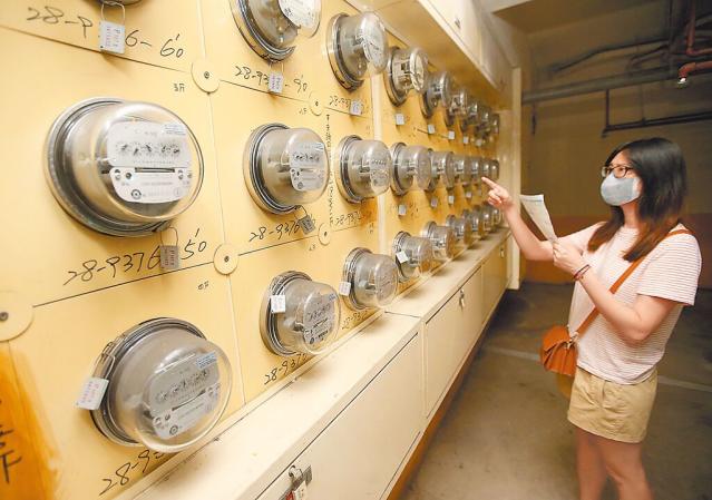 選后釀電價調(diào)漲，恐沖擊民眾荷包，甚至影響整體薪資結(jié)構(gòu)。圖為臺灣民眾察看電表了解用電狀況。（圖源：臺灣“中時新聞網(wǎng)”）