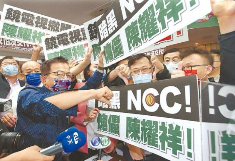 圖為臺灣“通訊傳播委員會”負責(zé)人陳耀祥2022年10月到臺立法機構(gòu)專案報告鏡電視爭議。（圖源：臺灣“中時新聞網(wǎng)”）