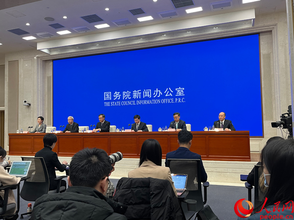 國新辦舉行金融服務經(jīng)濟社會高質量發(fā)展新聞發(fā)布會。人民網(wǎng)記者 杜燕飛攝