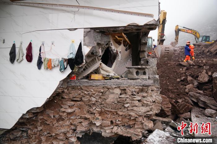 1月23日，云南省昭通市鎮(zhèn)雄縣塘房鎮(zhèn)涼水村山體滑坡現(xiàn)場被損壞的房屋。中新社記者 劉冉陽 攝