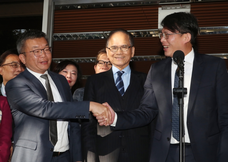 民進(jìn)黨立法院正副院長參選人游錫堃（中）及蔡其昌（左）29日拜會民眾黨立法院黨團(tuán)。（資料照，劉宗龍攝）