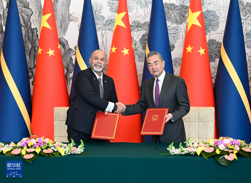 1月24日，中共中央政治局委員、外交部長(zhǎng)王毅在北京同瑙魯外長(zhǎng)安格明舉行會(huì)談并簽署《中華人民共和國(guó)和瑙魯共和國(guó)關(guān)于恢復(fù)外交關(guān)系的聯(lián)合公報(bào)》。（圖源：新華社）