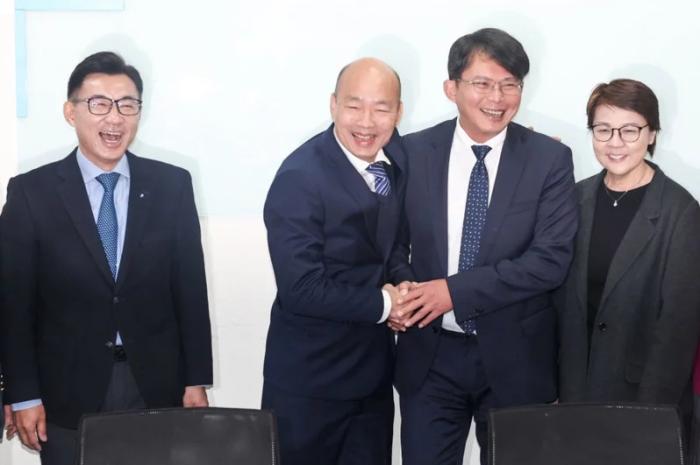 韓國瑜(左2)、江啟臣(左1)29日拜會民眾黨“立法院”黨團(tuán)，韓國瑜與民眾黨“立委”當(dāng)選人黃國昌(右2)擁抱致意。圖片來源：臺灣“中央社”