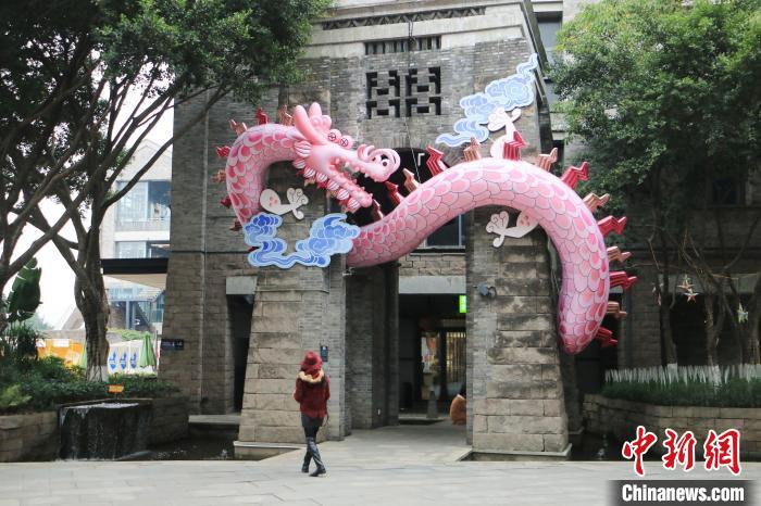 （新春走基層）“龍”重登場(chǎng)新春“祥瑞”已送達(dá)重慶