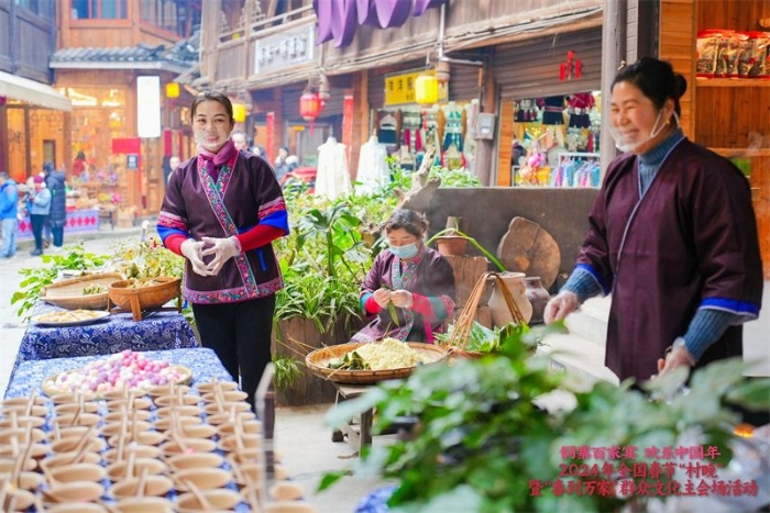 新春走基層丨在中國(guó)最大的侗寨看“村晚”、吃百家宴，唱響美好山鄉(xiāng)