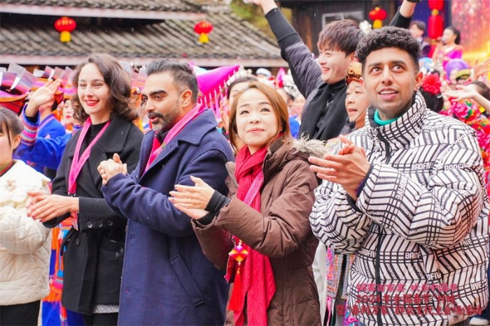 新春走基層丨在中國(guó)最大的侗寨看“村晚”、吃百家宴，唱響美好山鄉(xiāng)