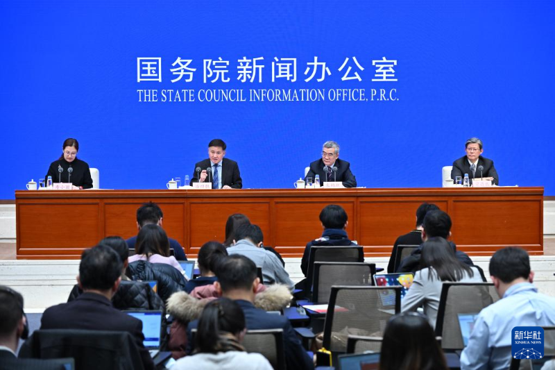 1月24日，國(guó)務(wù)院新聞辦公室在北京舉行新聞發(fā)布會(huì)，請(qǐng)中國(guó)人民銀行行長(zhǎng)潘功勝，中國(guó)人民銀行副行長(zhǎng)、國(guó)家外匯管理局局長(zhǎng)朱鶴新，中國(guó)人民銀行副行長(zhǎng)宣昌能介紹貫徹落實(shí)中央經(jīng)濟(jì)工作會(huì)議部署、金融服務(wù)實(shí)體經(jīng)濟(jì)高質(zhì)量發(fā)展情況，并答記者問(wèn)。（圖源：新華社）