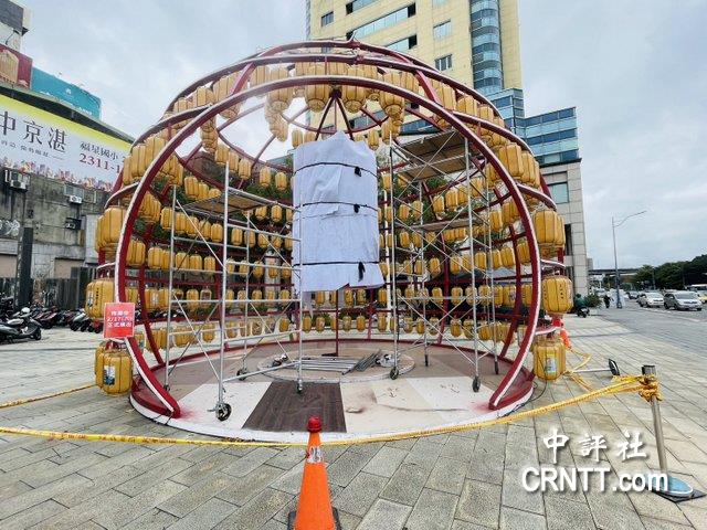 位在臺(tái)北市北門(mén)展區(qū)的上海燈飾正在布置中，17日將亮相